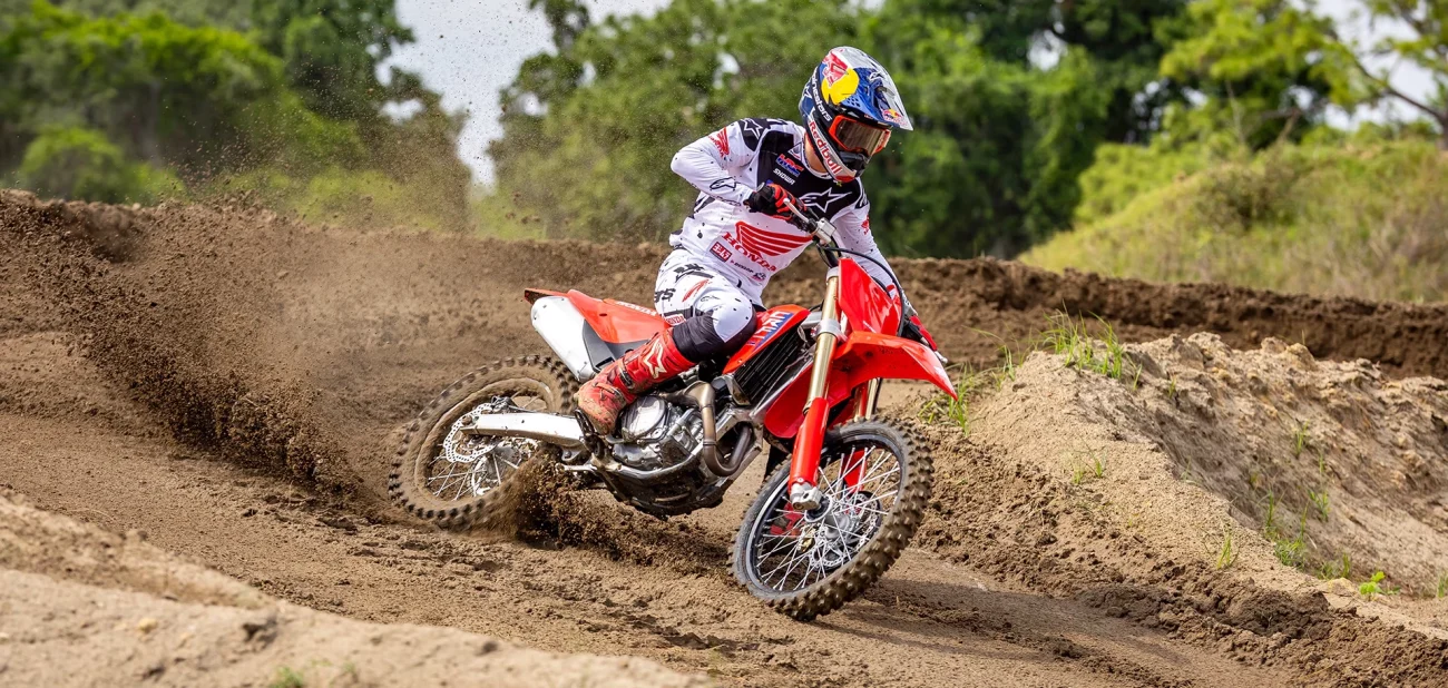 Водитель на питбайке на специализированной трассе